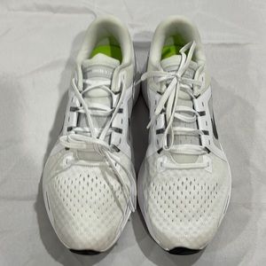 Nike Air Zoom Vomero 16 NWT Size 11
